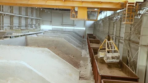 Sorting, loading and storage of bulk materials in a closed industrial warehouse 動画素材 333248218