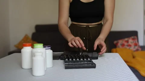 Sorting multiple supplements into daily doses 動画素材 339096242