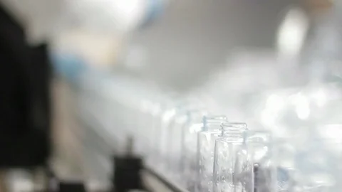 Sorting plastic bottles Vídeos de archivo 77050929