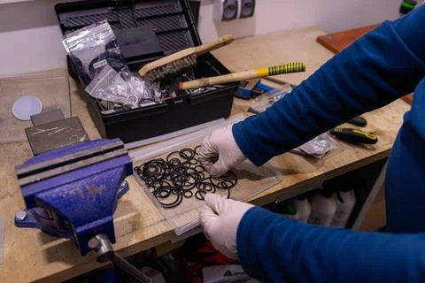 Sorting Rubber O Rings on Workbench, Selecting Sealing Gaskets for Plumbing Inst Foto stock