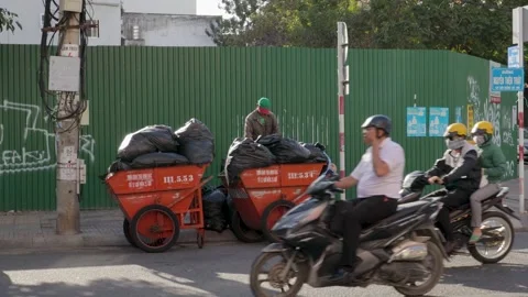 Sorting waste from large carts Vídeo Stock 262533119
