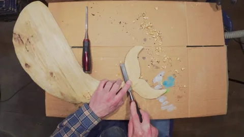 Soulful carving with a chisel. Simple, meditative handmade work on wood. Vídeo Stock 333149573
