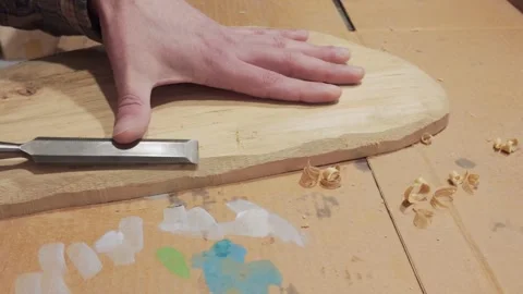 Soulful carving with a chisel. Simple, meditative handmade work on wood. Vídeo Stock 333149586
