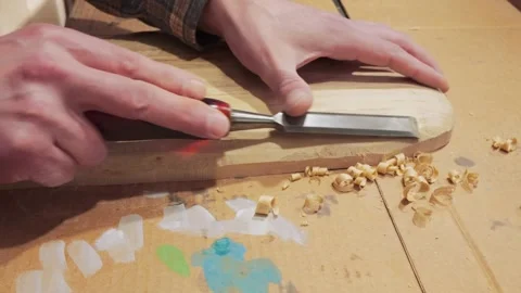 Soulful carving with a chisel. Simple, meditative handmade work on wood. Vídeo Stock 333149606