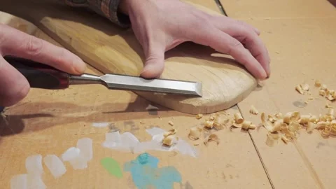 Soulful carving with a chisel. Simple, meditative handmade work on wood. Vídeo Stock 333149611