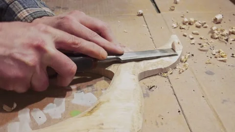 Soulful carving with a chisel. Simple, meditative handmade work on wood. Vídeo Stock 333149619
