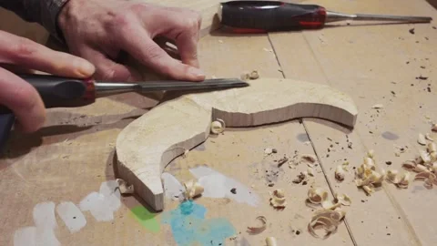 Soulful carving with a chisel. Simple, meditative handmade work on wood. Vídeo Stock 333149630