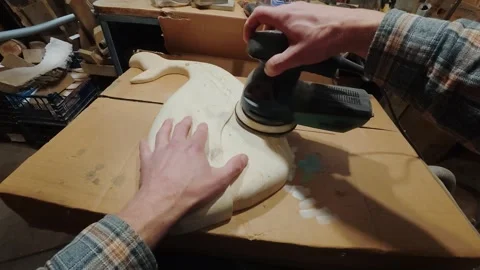 Soulful carving with a chisel. Simple, meditative handmade work on wood. Vídeo Stock 333149694