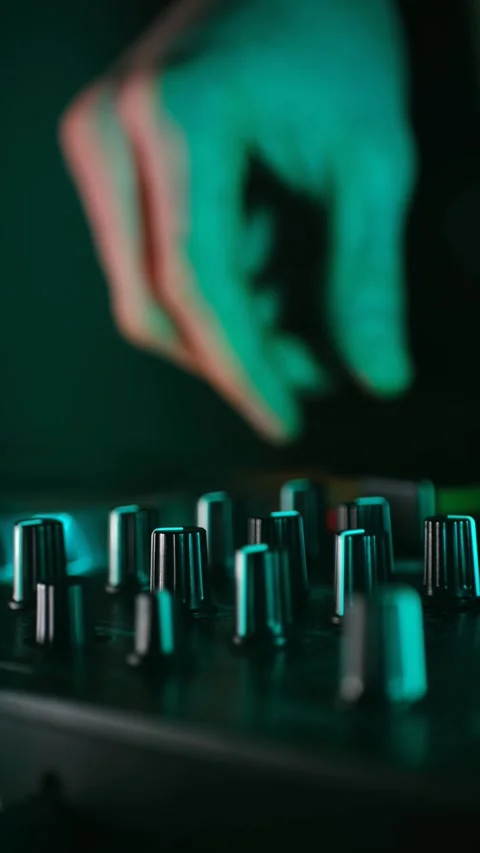 Sound engineer adjusting knobs on audio mixer Vidéo 337830644