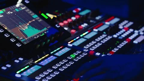 Sound engineer mixing balancing audio levels for dynamic worship performance Vídeos de archivo 316589066