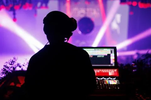 Sound engineer operating control board during live concert Foto stock
