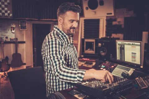 Sound engineer working with professional audio equipment in the boutique reco Foto stock
