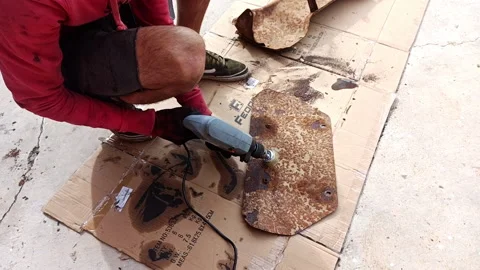 Sound of a guy removing rust from a car part on the floor with a drill Video stock 171425485