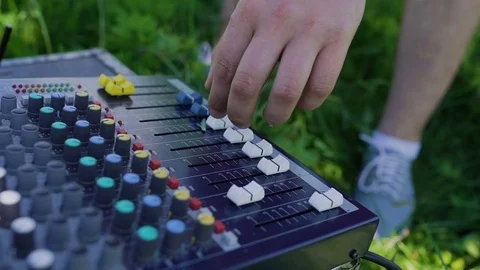 The sound operator adjusts the mixing console 库存影片 80325673
