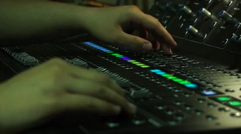 Soundboard operation 動画素材 54298405