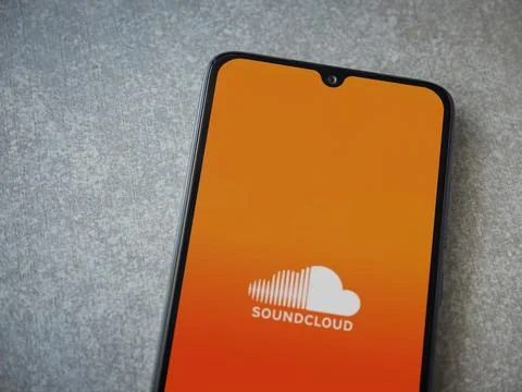 SoundCloud app launch screen on smartphone on ceramic stone background Foto stock