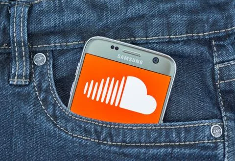 Soundcloud mobile application on screen of Samsung Stockfoto's