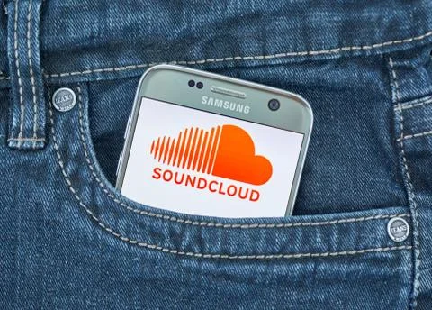 Soundcloud mobile application on screen of Samsung Fotos Stock