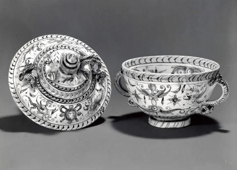 Soup bowl with cover (tazza con coperchio) early 17th century Italian, Deru.. Stock Photos