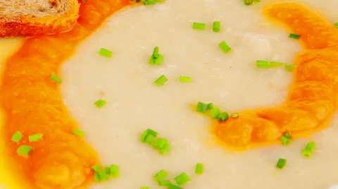 Soup with bread and pepper over wooden table Vídeos de archivo 26099871