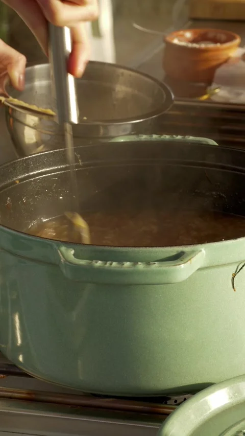 Soup cooking vertical Stockbeeldmateriaal 318106491