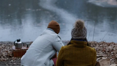 Сouple warming their hands by the fire Видео 99143283
