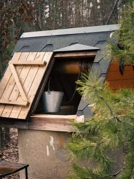 The Source of Life: A Pristine Well in the Heart of the Forest Foto stock