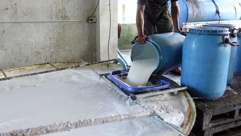 A source of local latex sales Of rubber farmers in Thailand to be processed 库存影片 138154071