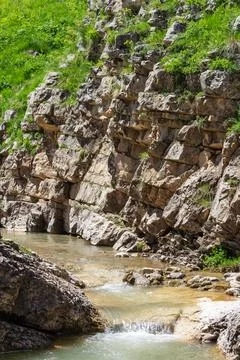 The source of the mountain river originates in the mountains on alpine meadow Foto stock