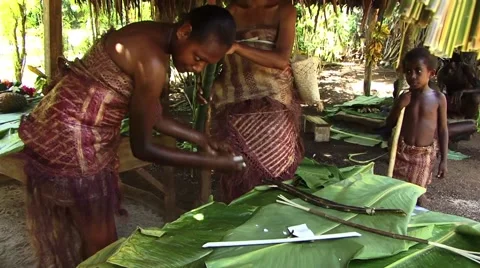 South Pacific Native creating spinach with bamboo and banana leaves Video stock 52613318