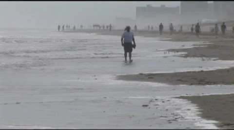 South Padre beach guy walking shot med Stock Footage 502370