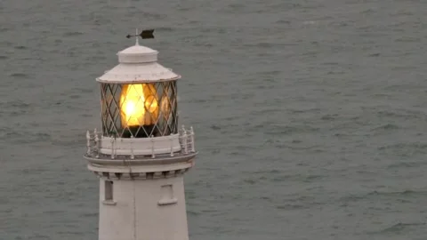 South Stack lighthouse close up beacon light beam signal rotating across the Vidéo 332766540