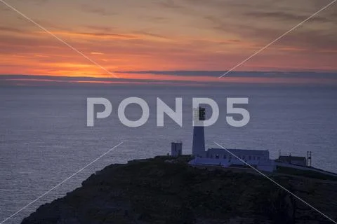 South Stack lighthouse at sunset, Anglesey, North Wales coast Stock Photos