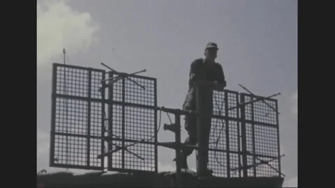 SOUTH VIETNAM - 1969: Antenna array - Soldier works at mesh antenna screens 库存影片 343941397