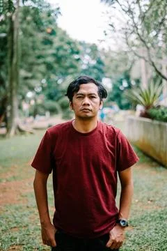 Southeast Asian man with a flat, expressionless face, conveying neutrality .. Foto stock