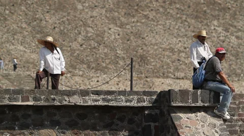 Souvenir trade on the pyramids Stock Footage 34331953