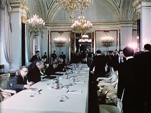 The Soviet and American officials sit and talk at a table in the Kremlin in Vidéo 75756423