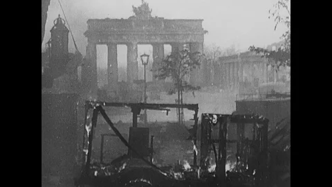 Soviet artillery fires down decimated Berlin streets Stockbeeldmateriaal 103382698