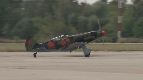 Soviet MiG-3 fighter moves along runway after landing. Retro aviation. Vídeos de archivo 117541354