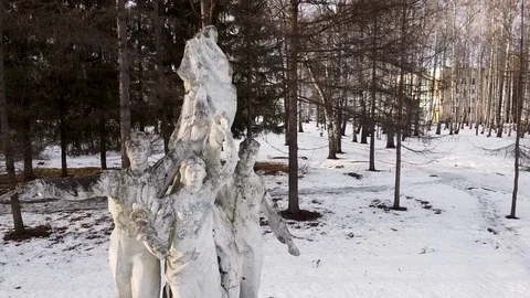Soviet monument to workers is broken Vídeos de archivo 125468488