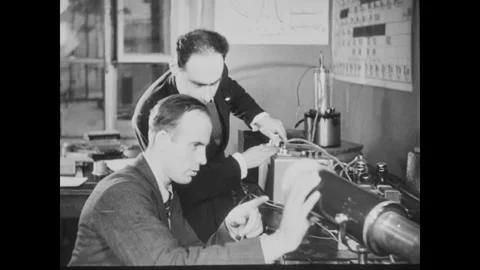 Soviet physicists. Spontaneous fission of uranium 動画素材 296069503