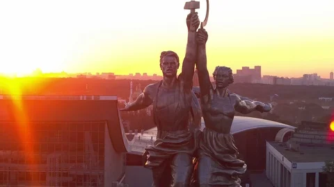A soviet sculpture of worker and farmer in Moscow Vidéo 99257928