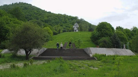Soviet Silver Statue of a Soldier Holding a Dying Comrade Representing the World Vidéo 90093701