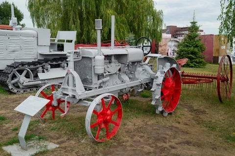 The Soviet tractor "Universal-2" in an open-air museum. Foto stock