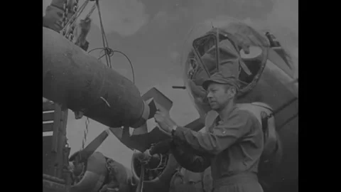 SOVIET UNION - 1944: Shuttle Bombing Op - Ground Crew Loads Bomb On Aircraft 库存影片 343997500