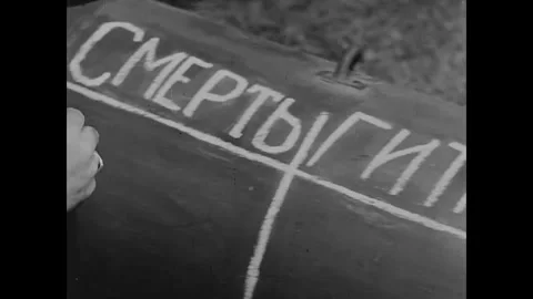 SOVIET UNION - 1944: Shuttle Bombing Op - A Hand Chalks A Bomb Casing 库存影片 343997505