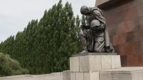Soviet War Memorial in Treptower Park, Berlin, Germany 스톡 동영상 40050475