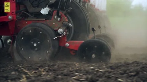 Sowing the field with corn grains. tractor works the field with a seeder. Vídeo Stock 208882473