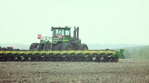 Sowing of sweet corn by using contemporary agricultural machinery 動画素材 61605949