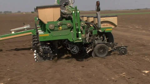 Sowing with tractor and seeder Stock-Footage 39672655